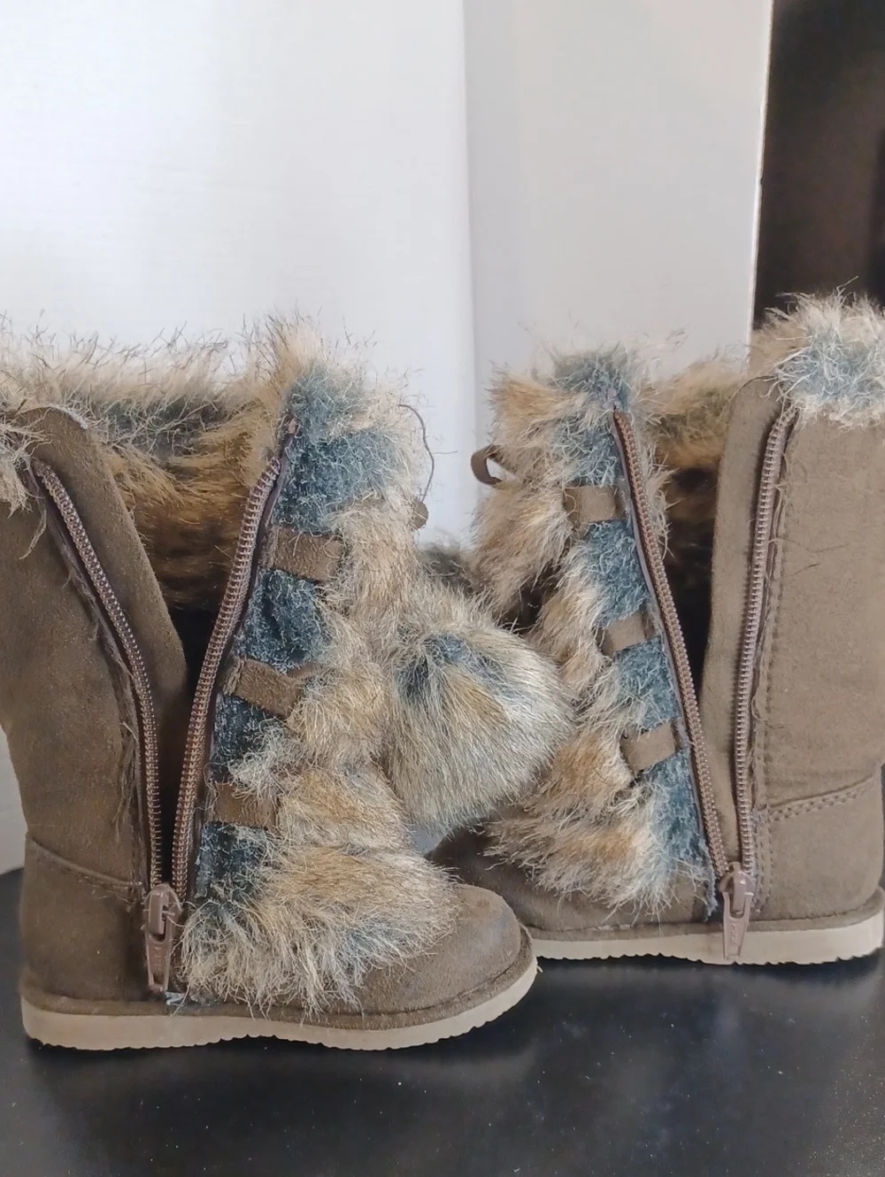 OLD NAVY BEAR HUG FAUX FUR & BROWN FAUX SUEDE BOOT POM POM SZ 5